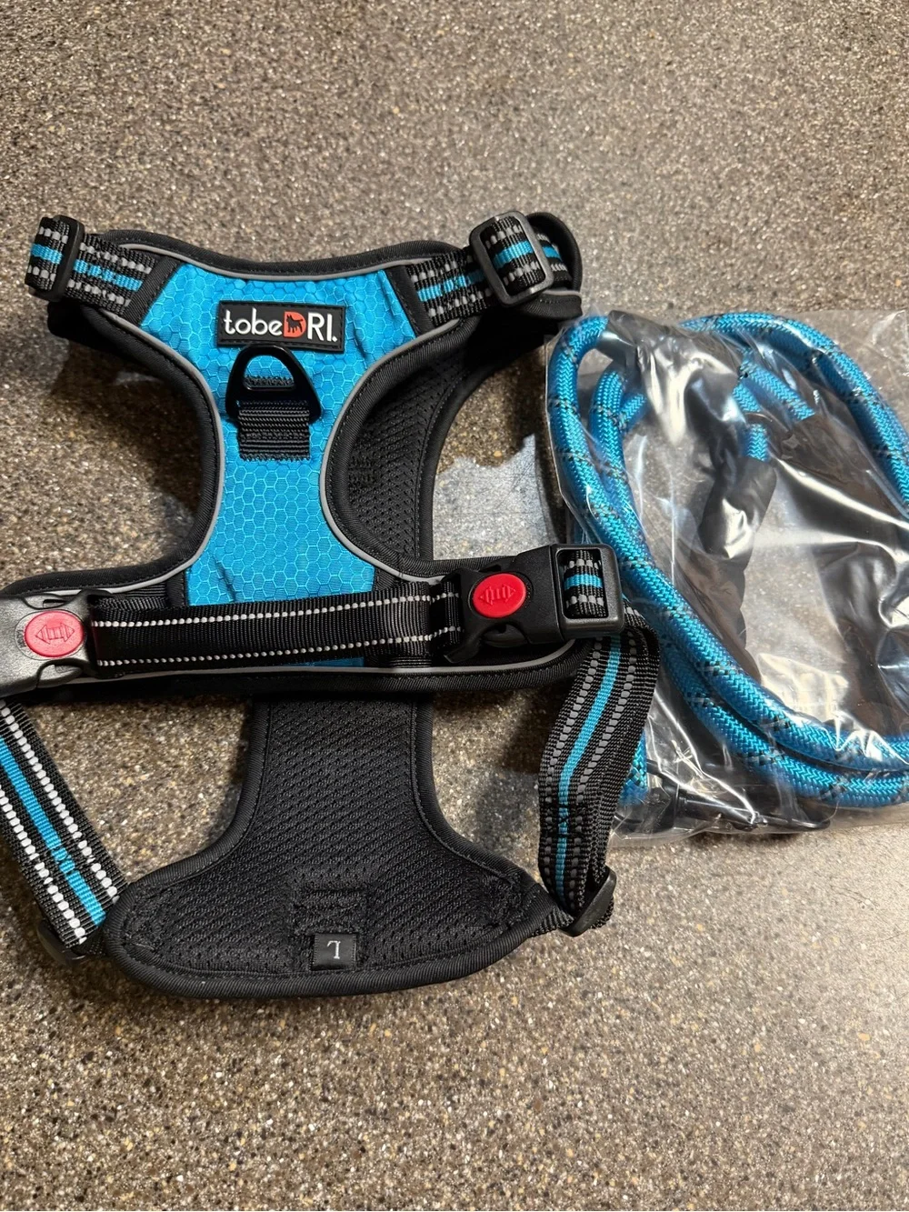 NWT no- pull Dog harness and leash (Large) in blue. Never used. 5 ft. Leash